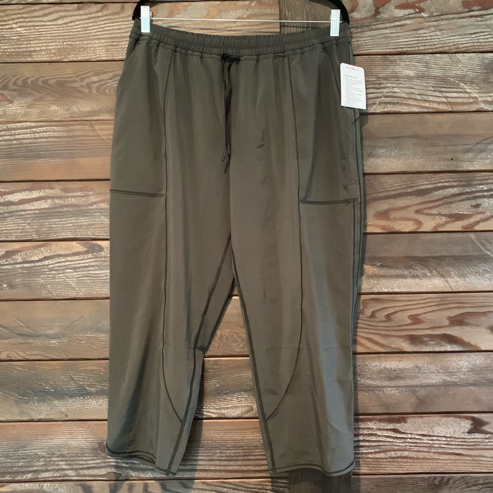 NWT Lululemon Final Play Crop